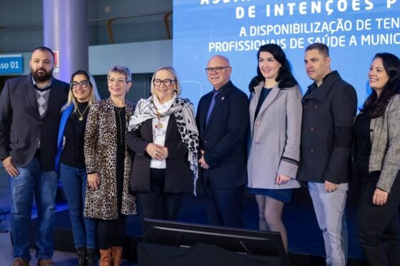 Celebração da assinatura do protocolo de intenções para a disponibilização de tendas e profissionais de saúde para a complementação das equipes dos municípios do RS.