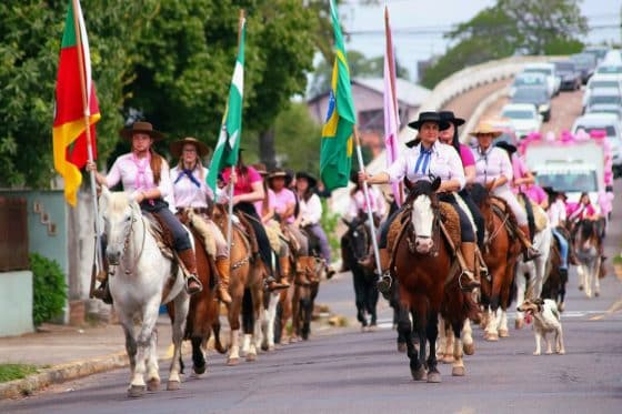 Cavalgada do Outubro Rosa reúne cavaleiras em Sapucaia do Sul