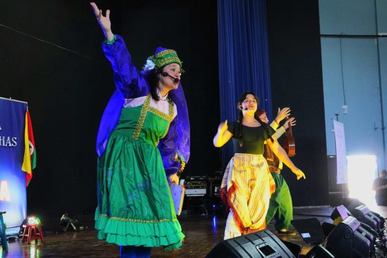 Espetáculo Juçara – A Guardiã das Memórias encanta estudantes em Sapucaia do Sul