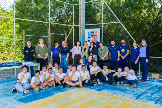 Alunos de Sapucaia do Sul recebem uniformes do projeto Fundação Tênis