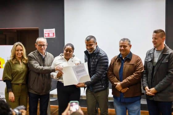 Prefeitura entrega 25 títulos de regularização fundiária aos moradores do Loteamento Santa Luzia