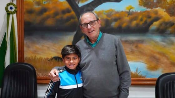 Prefeito de Sapucaia recebe Danniel Rodrigues, campeão da Costa Blanca Cup 2026