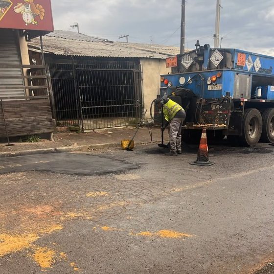 Prefeitura realiza recuperação asfáltica na Rua dos Sabiás