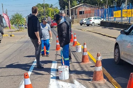 Avenida Theodomiro Porto da Fonseca recebe pintura de sinalização viária